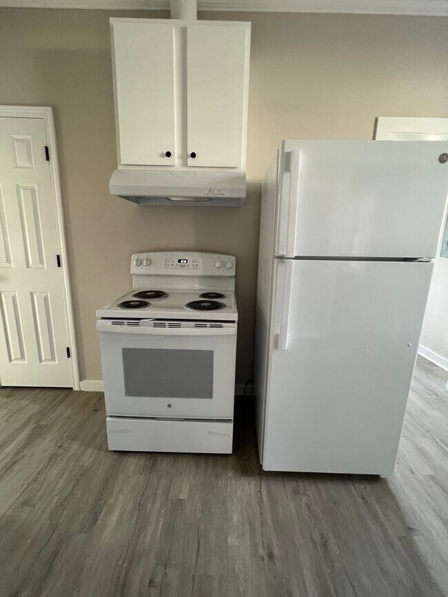 Building Photo - Cute corner lot available for August move-in