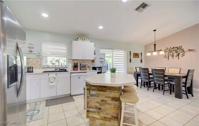 Building Photo - 836 Woodridge Cir