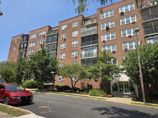 Building Photo - 5 Roosevelt Pl