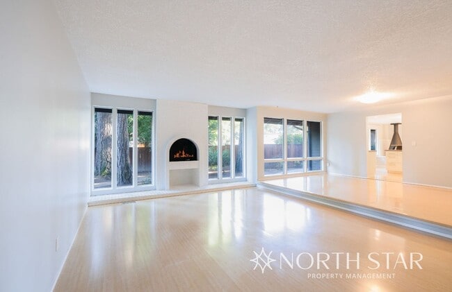 Building Photo - Charming One Level Home In The Four Season...