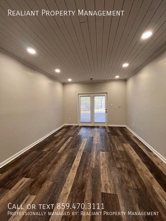 Building Photo - 353 Chase Pl