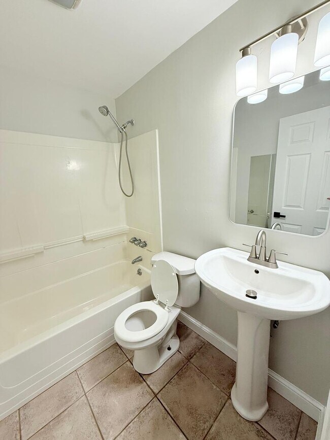 Building Photo - Spacious 3-Bedroom 1.5 - bathroom Home for Rent