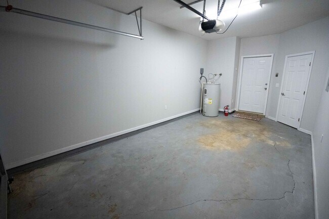 Building Photo - Beautiful 3 Bedroom 2 1/2 Bath Condo
