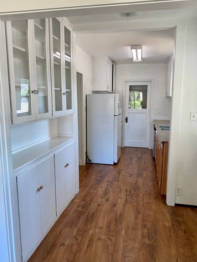 Building Photo - 7 minutes to Sky Lakes Medical Center and ...