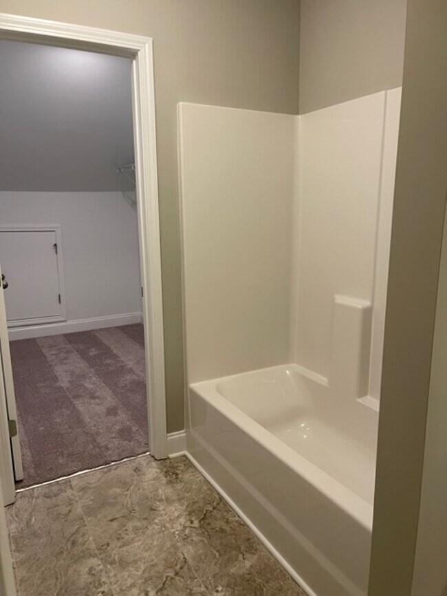 Building Photo - 3 Bedroom Townhome w/ 2 Car Garage