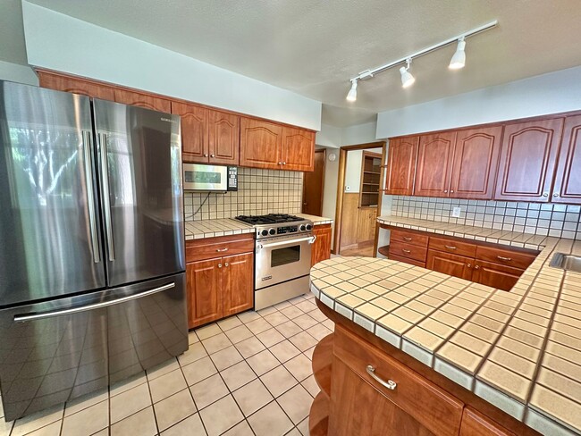 Building Photo - North Mercer Island Home .  First Hill