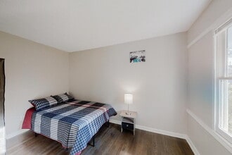Building Photo - North Hairston | Hickory Hills Estates Home just an 8-minute walk to the transit stop at N Hairst...