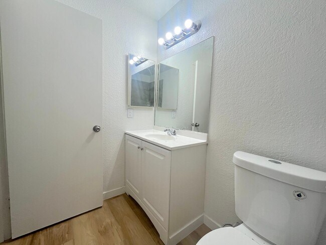 Building Photo - GORGEOUS 1BED/1BATH GROIND FLOOR UNIT CONDO