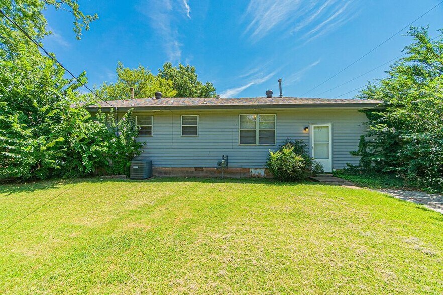 Building Photo - 609 General Senter Dr