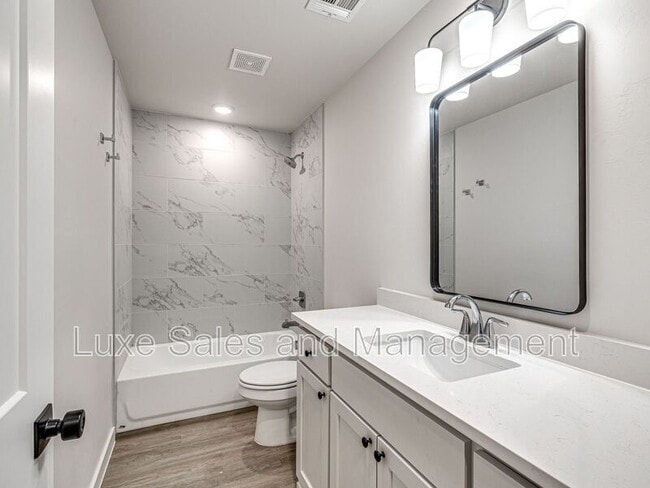 Building Photo - 614 W 2nd St