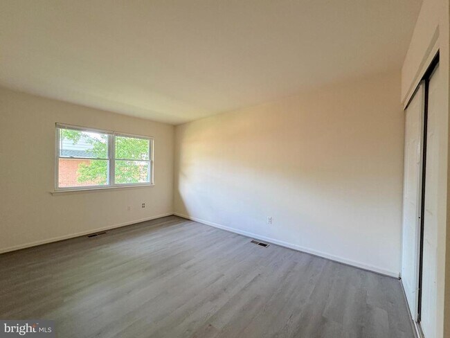 Building Photo - 8848 Walutes Cir