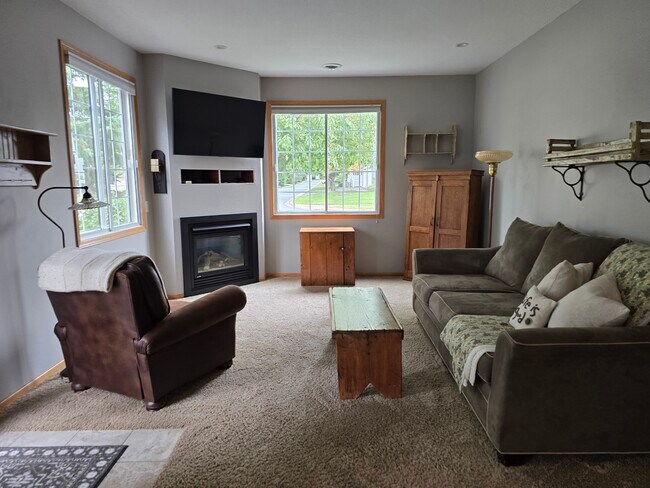 Building Photo - 9649 Peony Ln N