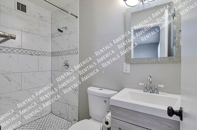 Building Photo - 944 N Catalina Ave