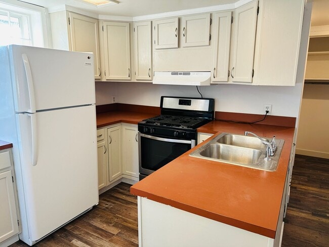 Building Photo - 4 bedroom, 1 bath. Pets Ok, Remodeled in 2...