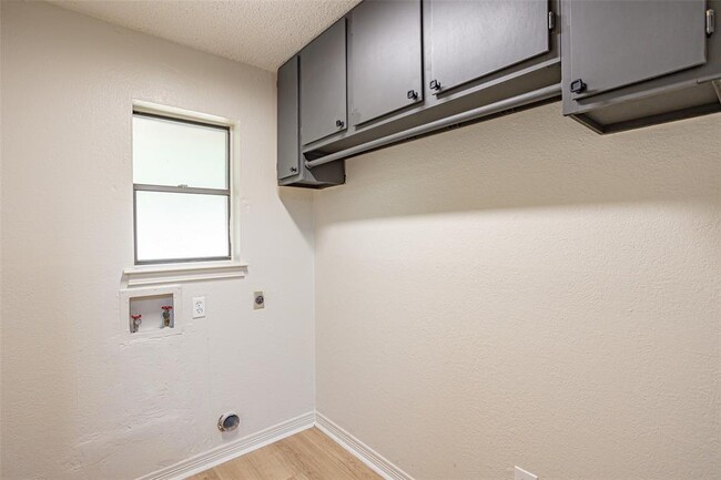 Building Photo - 308 Hidden Valley Dr