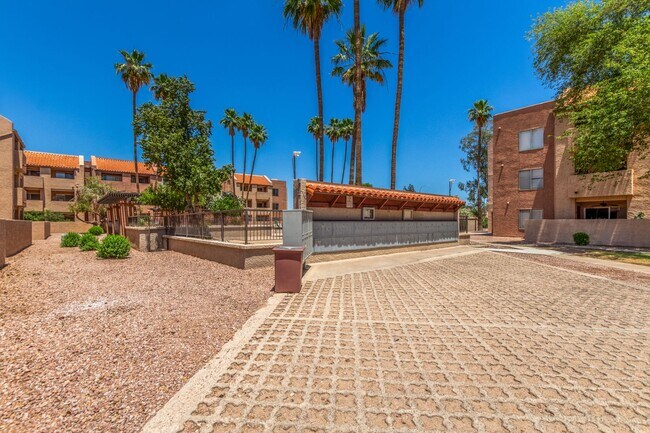 Building Photo - BEAUTIFUL AND SPACIOUS 1ST FLOOR MESA CONDO!