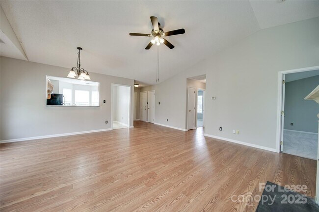 Building Photo - 120 Lantana Dr