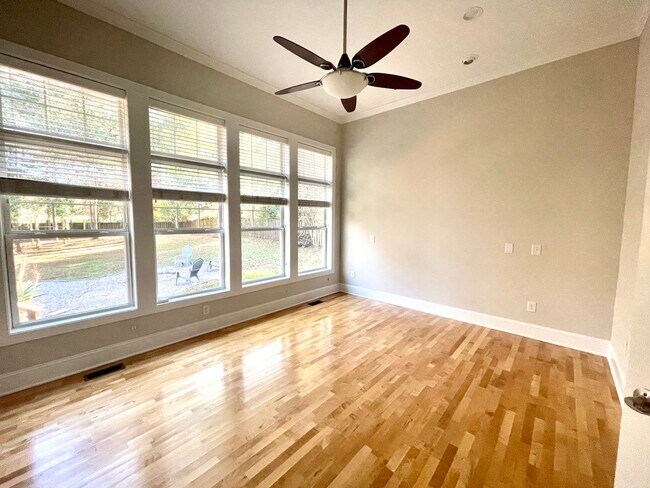 Building Photo - CASTLE LAKES - HOME W/ POOL