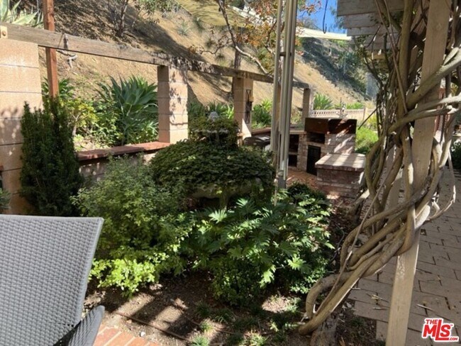 Building Photo - 729 Kenmore Cir