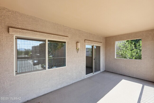 Building Photo - 4162 N Thurston Ln