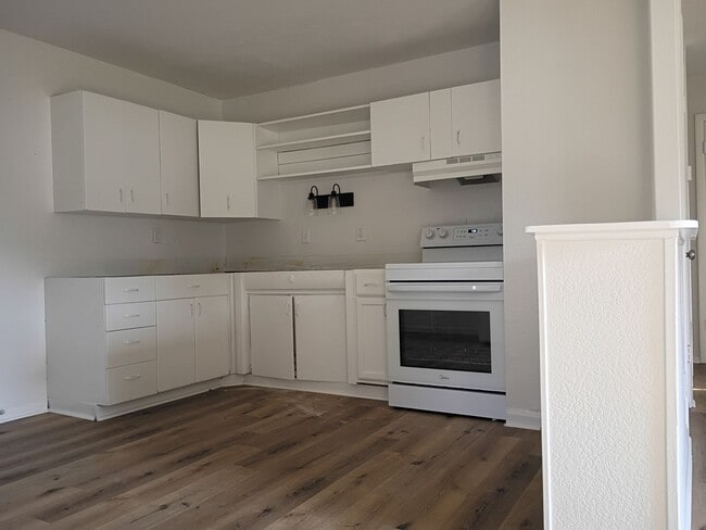 Building Photo - Updates....Updates.....Updates!!!! 3 Bed 2...