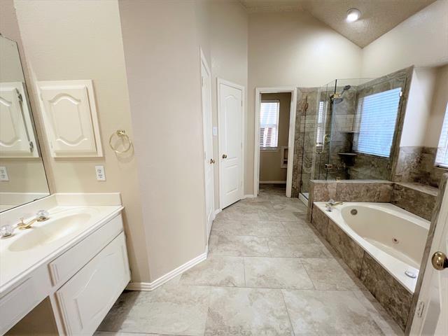 Building Photo - 705 Pine Lakes Dr