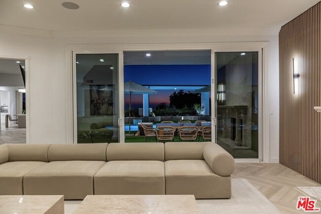 Building Photo - 560 Chalette Dr