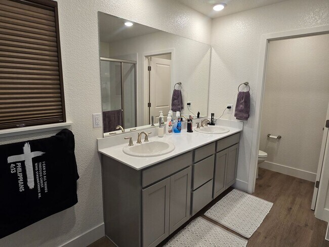 Building Photo - Newer 2 story home in Stonebrook Village- ...