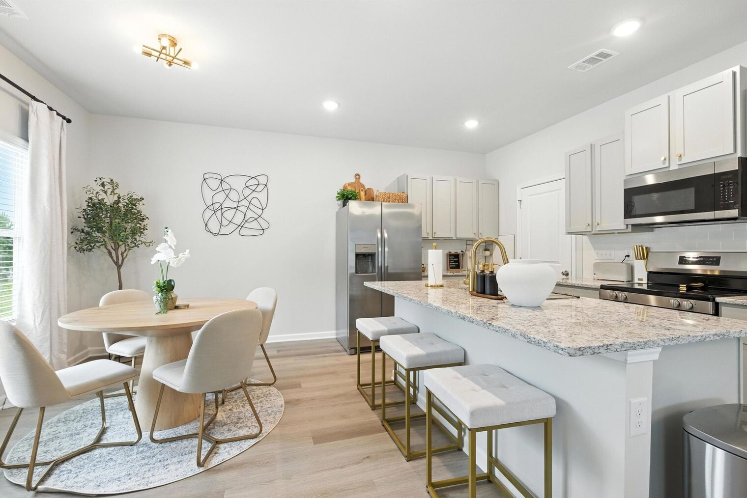 Building Photo - 611 W Vincent Dr