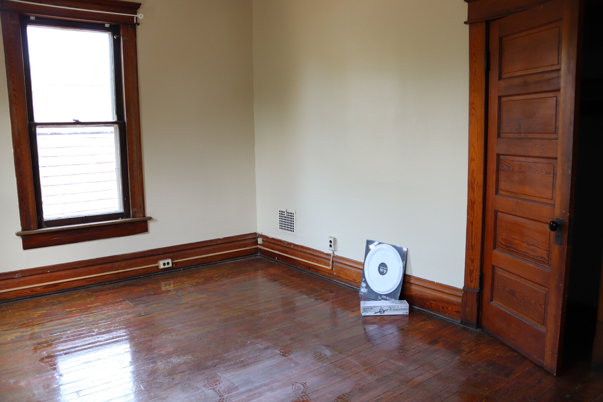 Bedroom, west 2 - 1370 Forsythe Ave