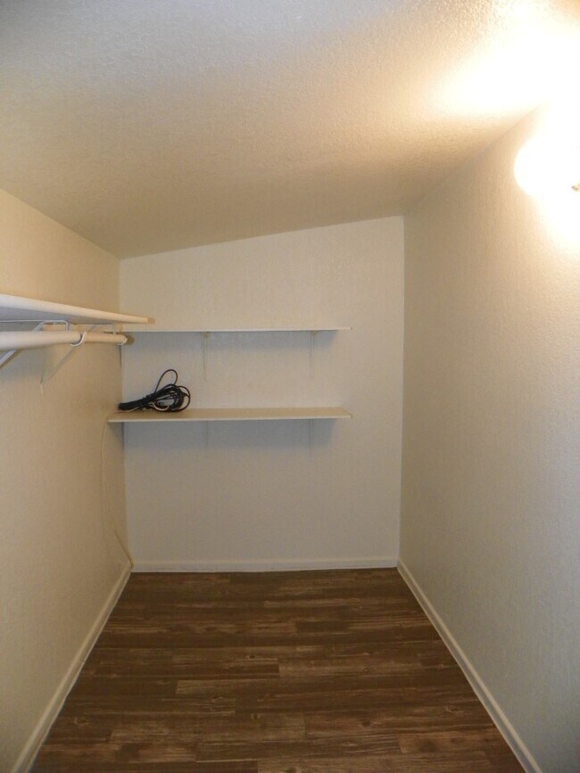 Building Photo - 1 bedroom with loft - or 2nd bedroom - w/d...