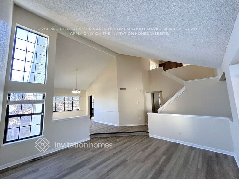 Building Photo - 1295 E Phillips Pl