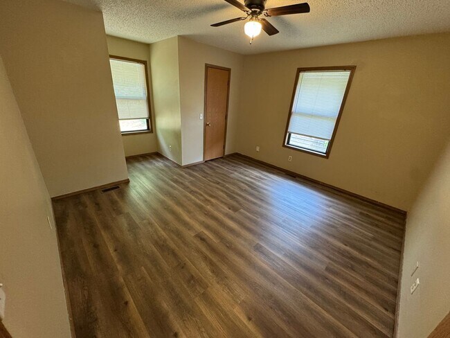 Building Photo - recently updated 2 bed 1 bath with garage ...
