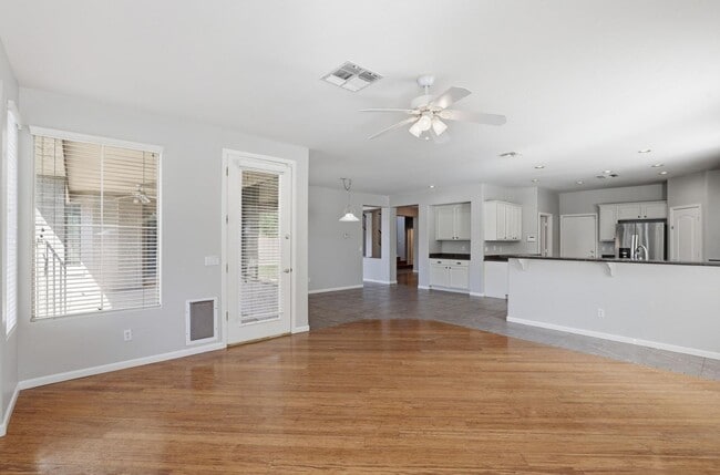 Building Photo - 3565 E Vaughn Ct