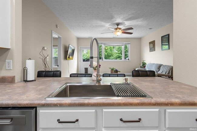 Building Photo - 3BR + Den + Biggest Fenced Yard in Neighbo...