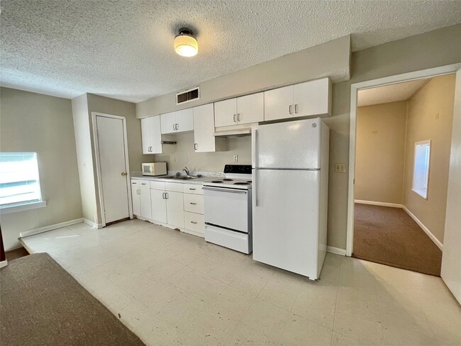 Building Photo - 1125 N Valderas St