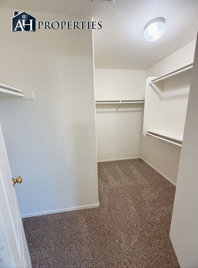 Building Photo - Large backyard Home in Surprise