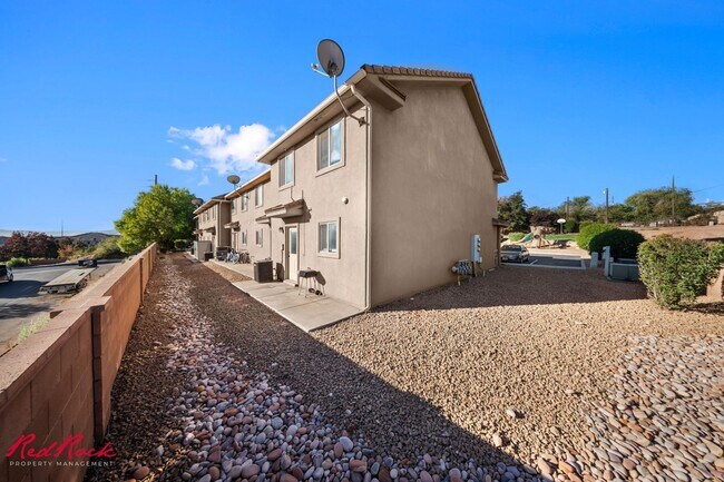 Building Photo - Adorable 3 Bedroom End Unit Townhome!