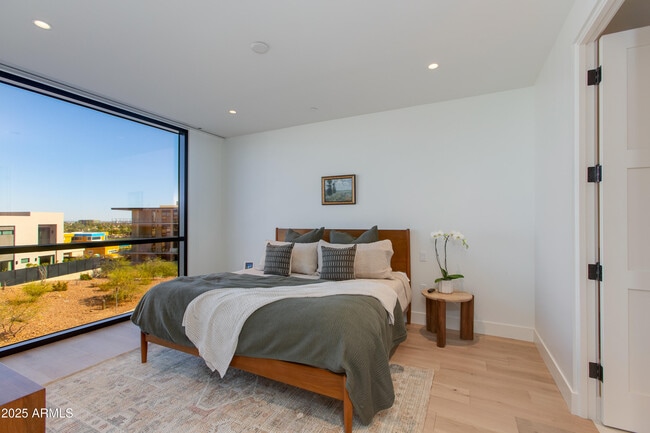 Building Photo - 5000 N Camelback Rdg Dr