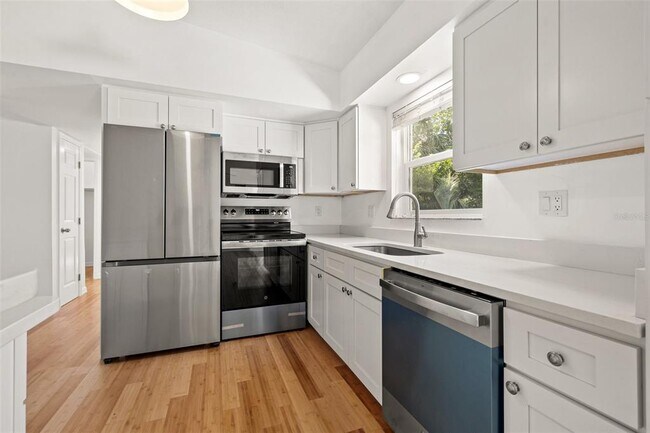 Building Photo - 1084 39th Ave NE