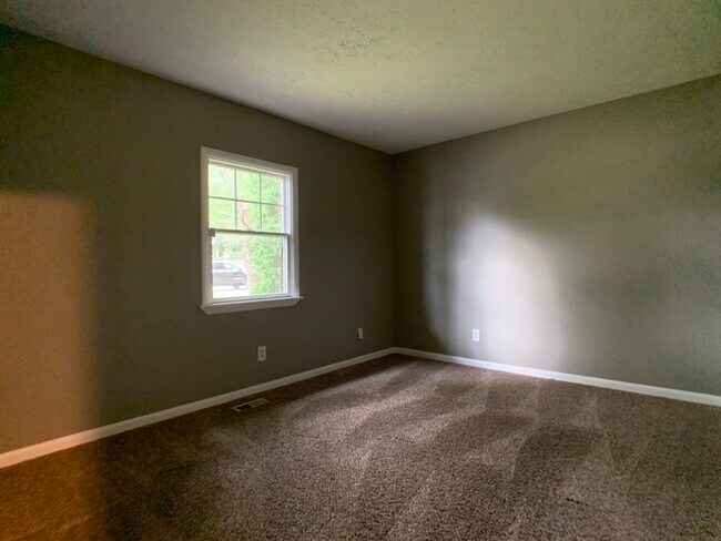 Building Photo - Cute Ranch in Lawrence with a Deck!