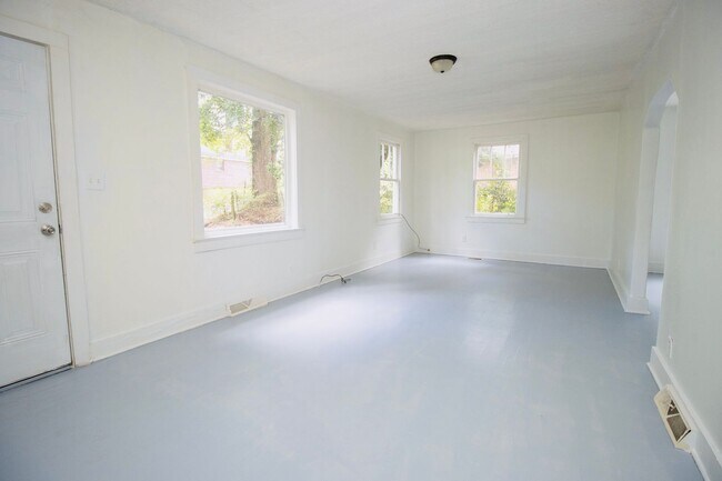 Building Photo - Charming 3 Bed, 1 Bath - Available Now!