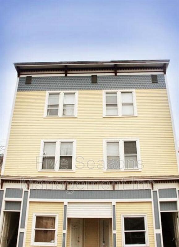 Building Photo - 69 King St