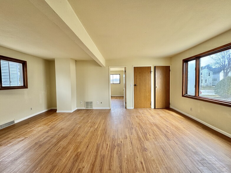 Building Photo - 1027 Saint Clair Ave