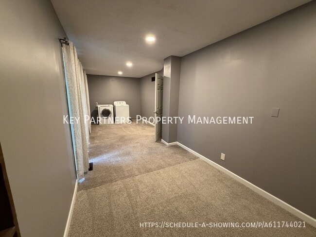 Building Photo - 821 S Edgemere Dr