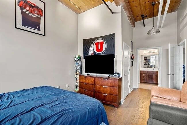 Building Photo - 130 John St