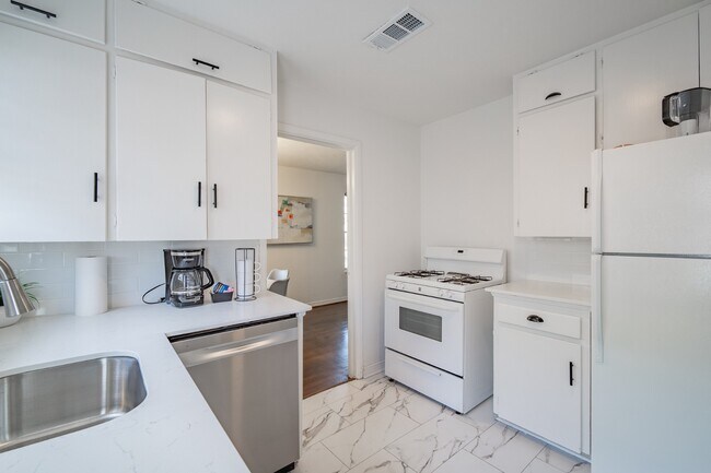 Building Photo - Cozy Forest Hills Retreat in East Dallas