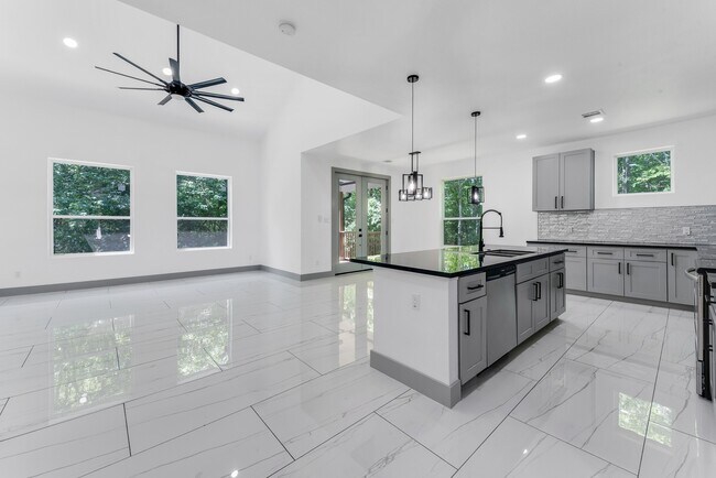 Building Photo - 90 Piping Rock Pl