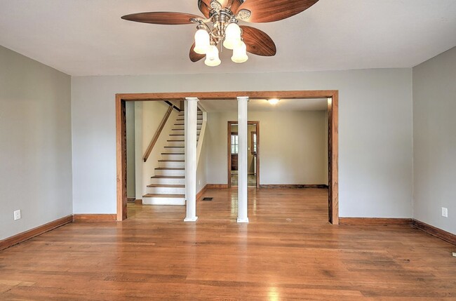 Building Photo - 401 Hillcrest Dr