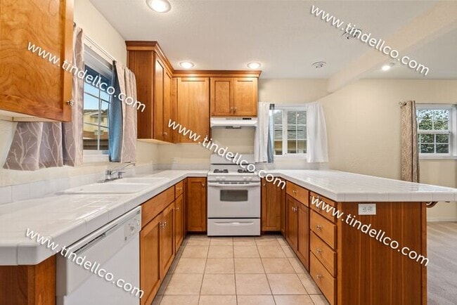 Building Photo - Darling 2 Bedroom North Tabor Home With Of...